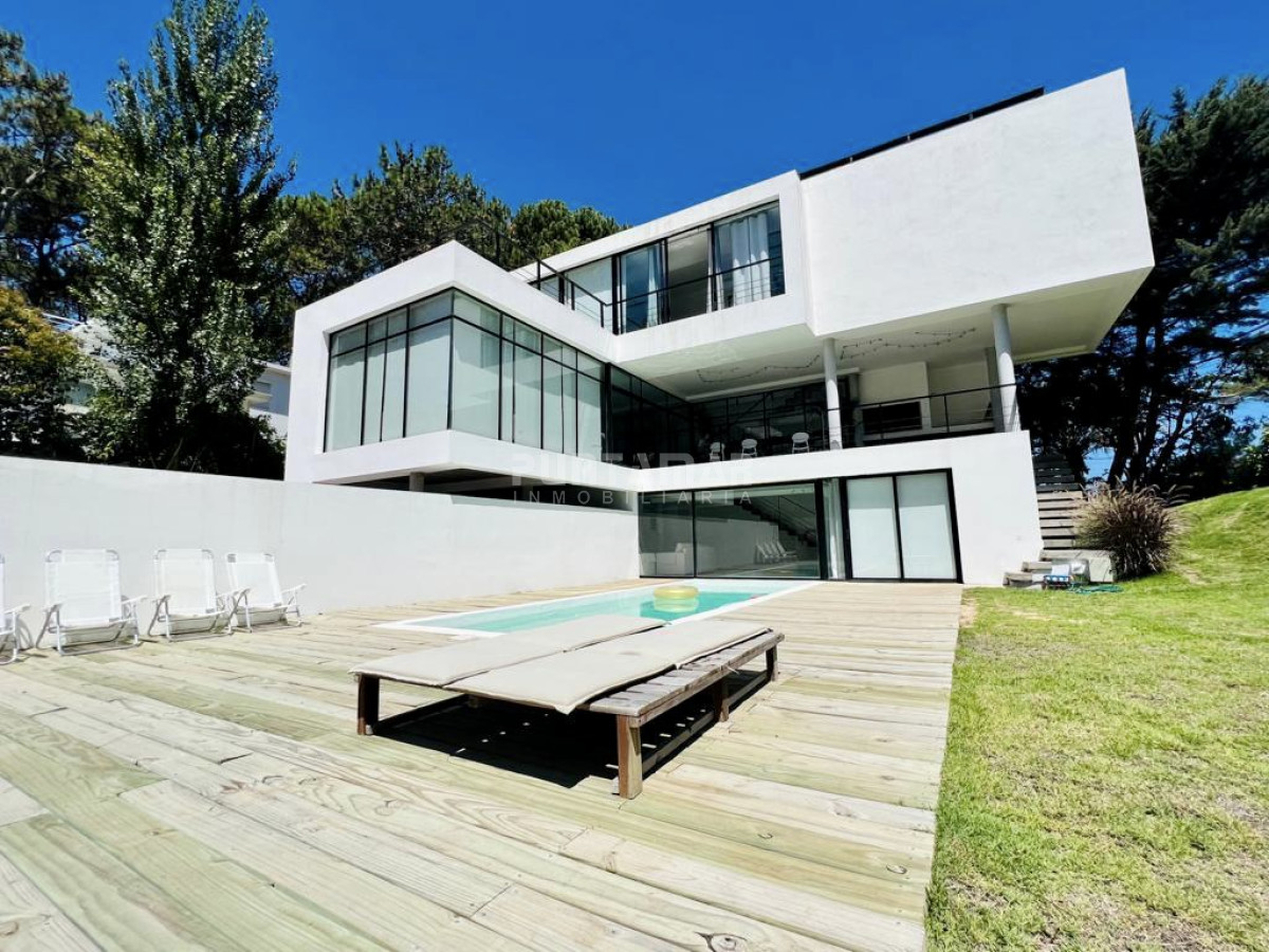 Casa ID.213149 - ESPECTACULAR CASA CON PISCINA DE 4 DORMITORIOS EN MONTOYA 