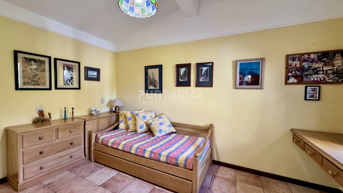Casa ID.213691 - ALQUILER ANUAL 4 DORMITORIOS MAS DEPENDENCIA AMPLIO JARDIN Y PISCINA 