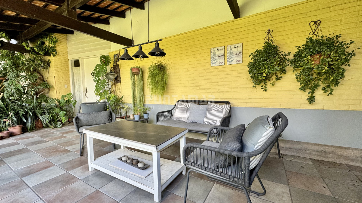 Casa ID.213691 - ALQUILER ANUAL 4 DORMITORIOS MAS DEPENDENCIA AMPLIO JARDIN Y PISCINA 
