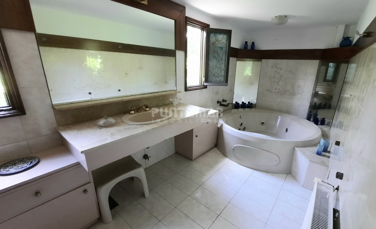 Casa ID.212852 - IMPORTANTE CASA CON GRAN PARQUE Y PISCINA EN LA MANSA 