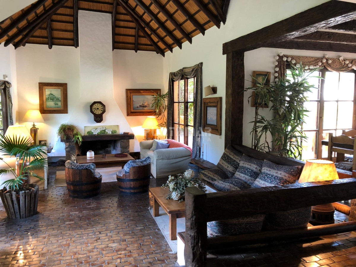 Casa ID.210719 - CASA A LA VENTA UBICADA A POCAS CUADRAS DE PLAYA BRAVA PUNTA DEL ESTE
