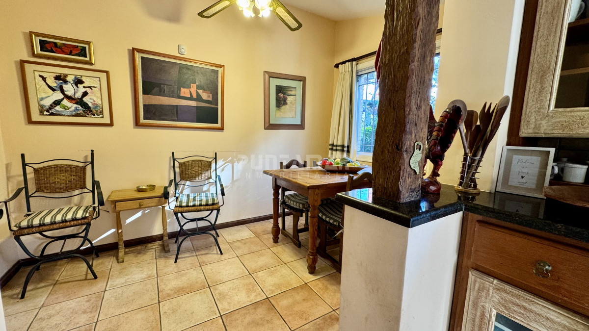 Casa ID.213691 - ALQUILER ANUAL 4 DORMITORIOS MAS DEPENDENCIA AMPLIO JARDIN Y PISCINA 