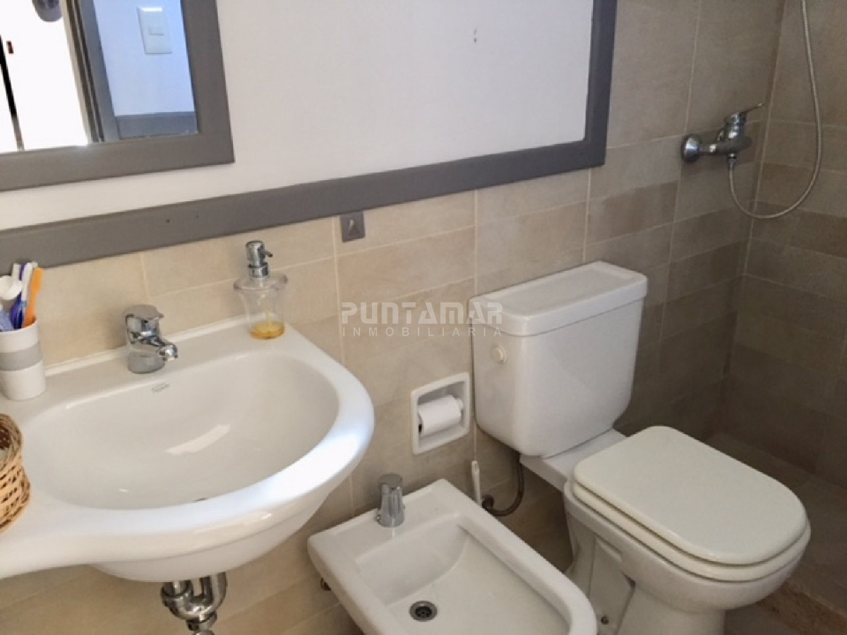 Casa ID.211732 - Casa en alquiler, playa mansa, 3 dormitorios, jardín, parrillero, reciclada