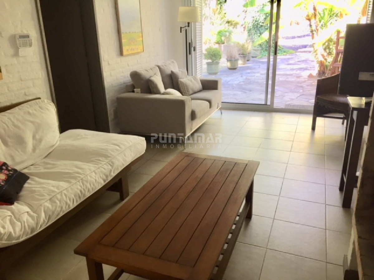Casa ID.211732 - Casa en alquiler, playa mansa, 3 dormitorios, jardín, parrillero, reciclada