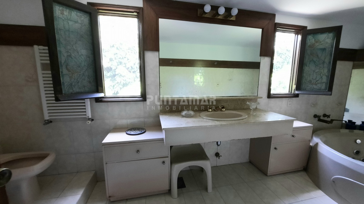 Casa ID.212852 - IMPORTANTE CASA CON GRAN PARQUE Y PISCINA EN LA MANSA 