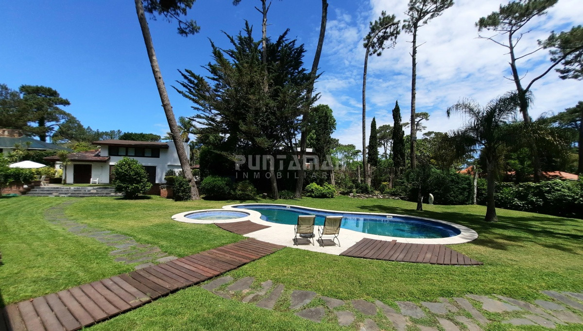 Casa ID.212852 - IMPORTANTE CASA CON GRAN PARQUE Y PISCINA EN LA MANSA 