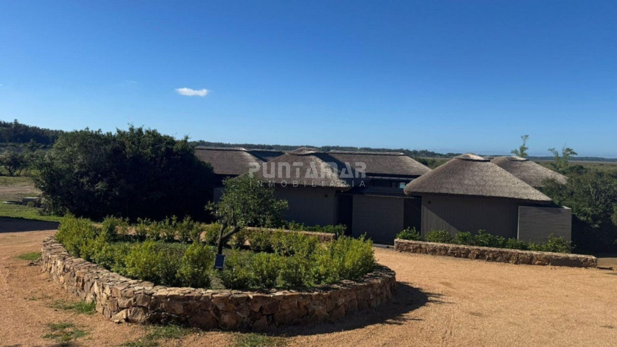 Casa ID.213917 - VENTA CASA 4 DORMITORIOS Y PISCINA