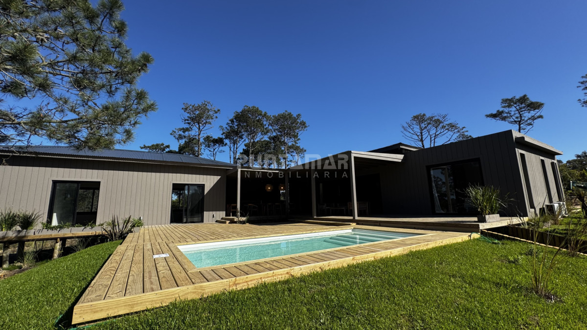 Casa ID.213778 - VENTA CASA DE 3 DORMITORIOS Y PISCINA EN RESERVA MONTOYA 