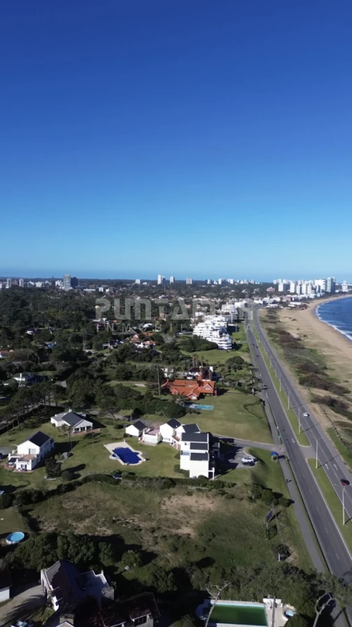 Casa ID.213906 - EXCLUSIVA MANSIÓN FRENTE AL MAR. Residencia de categoría con casa de huéspedes y de caseros frente a playa mansa.