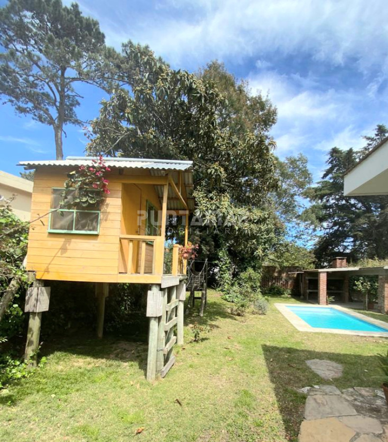 Casa ID.212397 - MUY LINDA CASA EN PARADA 7 DE LA MANSA, 4 DORMITORIOS, AMPLIO LIVING COMEDOR, PISCINA , GARAGE  Y PARRILLERO