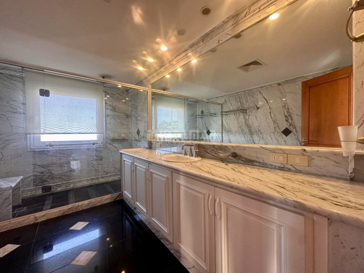 Casa ID.213906 - EXCLUSIVA MANSIÓN FRENTE AL MAR. Residencia de categoría con casa de huéspedes y de caseros frente a playa mansa.