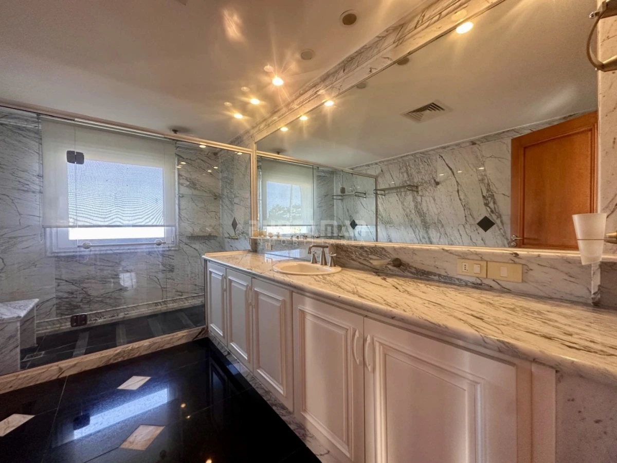 Casa ID.213906 - EXCLUSIVA MANSIÓN FRENTE AL MAR. Residencia de categoría con casa de huéspedes y de caseros frente a playa mansa.