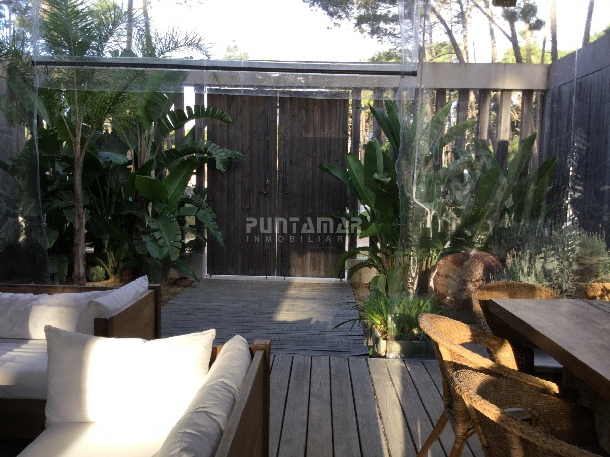 Casa ID.212235 - ALQUILER CASA PUNTA DEL ESTE, BARRIO PRIVADO EN A BARRA 4 DORMITORIOS MÁS SERVICIO COMPLETO