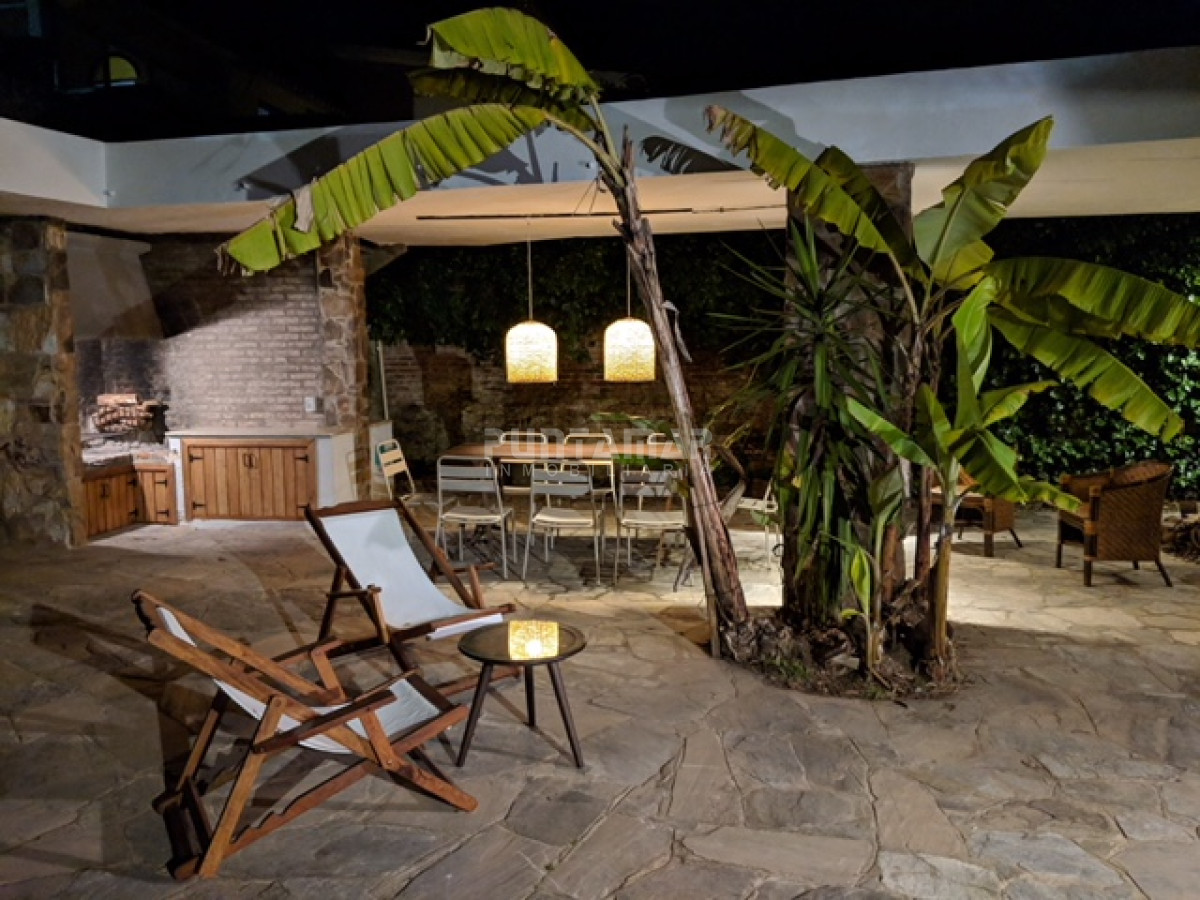 Casa ID.211732 - Casa en alquiler, playa mansa, 3 dormitorios, jardín, parrillero, reciclada