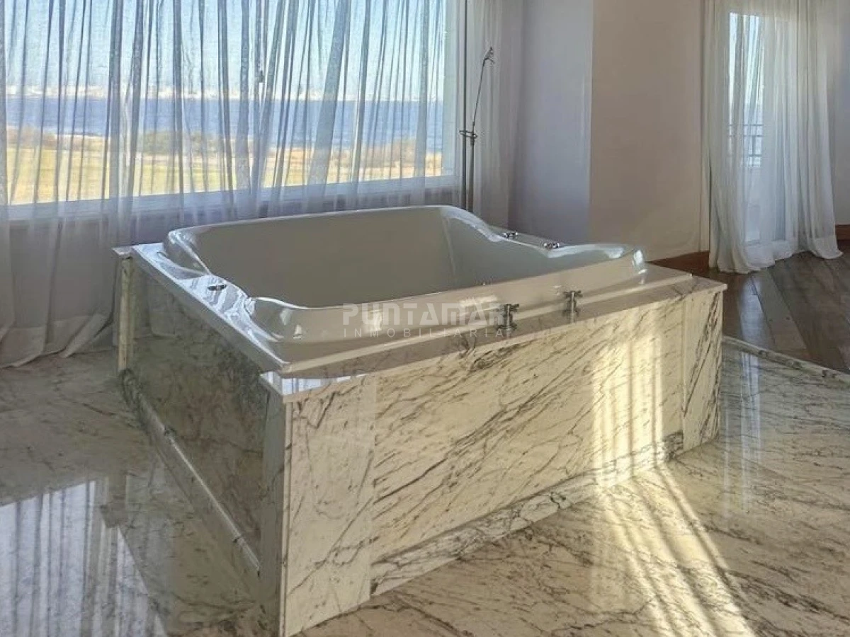 Casa ID.213906 - EXCLUSIVA MANSIÓN FRENTE AL MAR. Residencia de categoría con casa de huéspedes y de caseros frente a playa mansa.