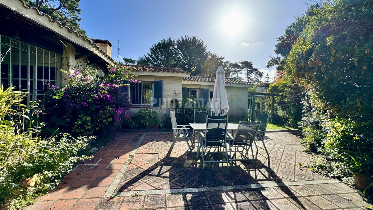 Casa ID.213691 - ALQUILER ANUAL 4 DORMITORIOS MAS DEPENDENCIA AMPLIO JARDIN Y PISCINA 