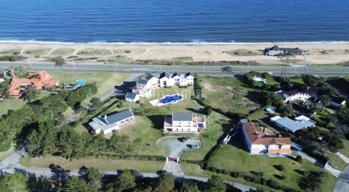Casa ID.213906 - EXCLUSIVA MANSIÓN FRENTE AL MAR. Residencia de categoría con casa de huéspedes y de caseros frente a playa mansa.