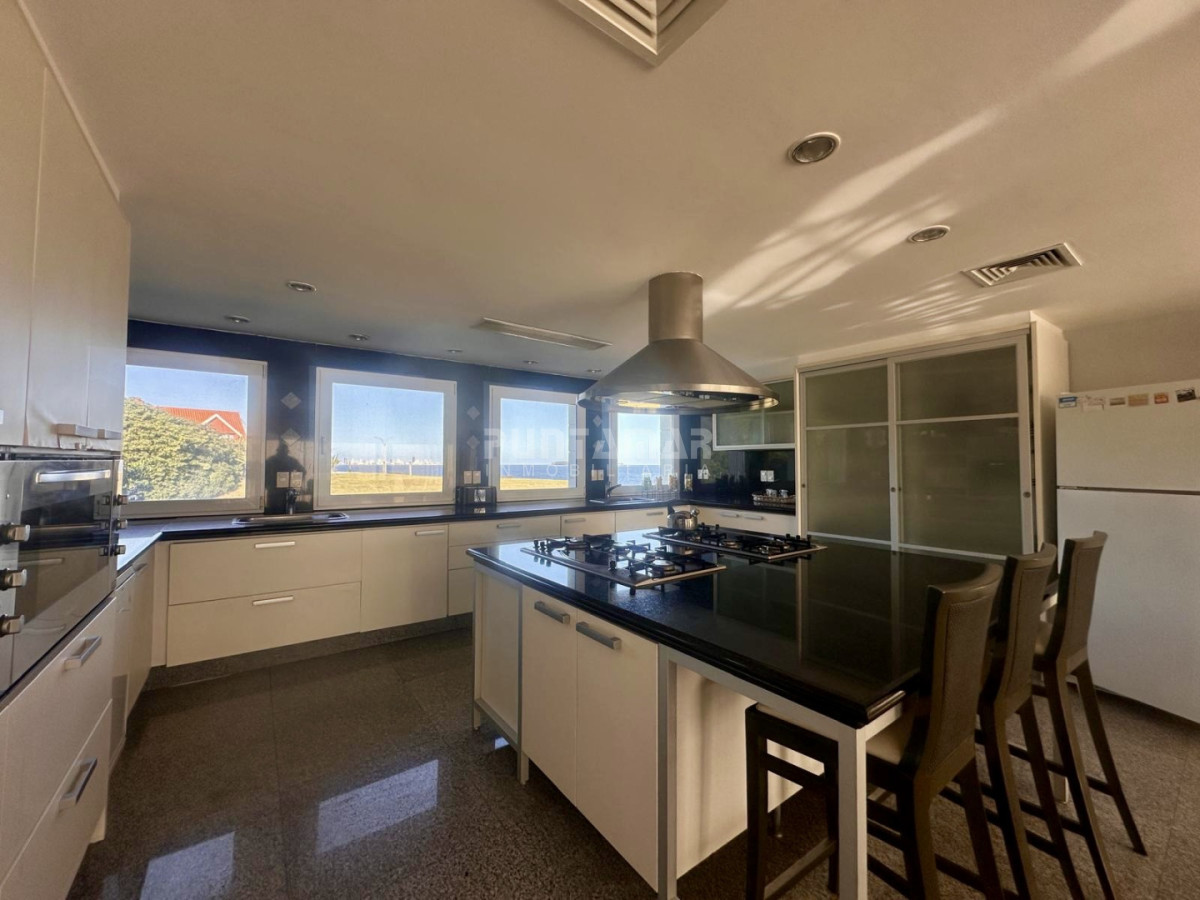 Casa ID.213906 - EXCLUSIVA MANSIÓN FRENTE AL MAR. Residencia de categoría con casa de huéspedes y de caseros frente a playa mansa.