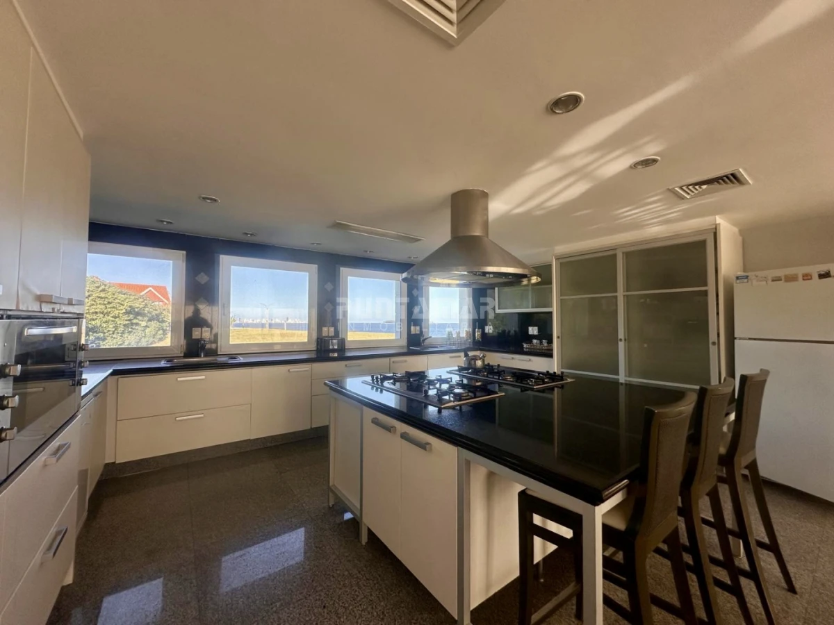 Casa ID.213906 - EXCLUSIVA MANSIÓN FRENTE AL MAR. Residencia de categoría con casa de huéspedes y de caseros frente a playa mansa.