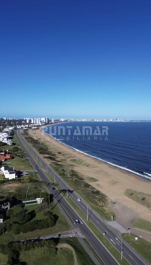 Casa ID.213906 - EXCLUSIVA MANSIÓN FRENTE AL MAR. Residencia de categoría con casa de huéspedes y de caseros frente a playa mansa.