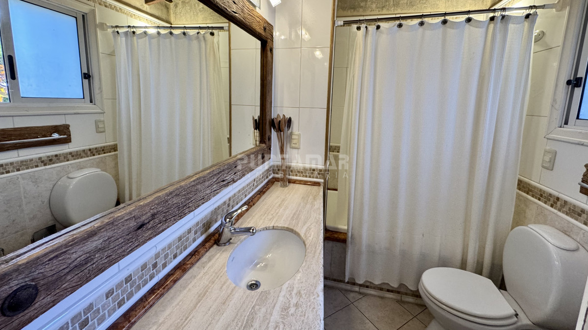 Casa ID.213691 - ALQUILER ANUAL 4 DORMITORIOS MAS DEPENDENCIA AMPLIO JARDIN Y PISCINA 