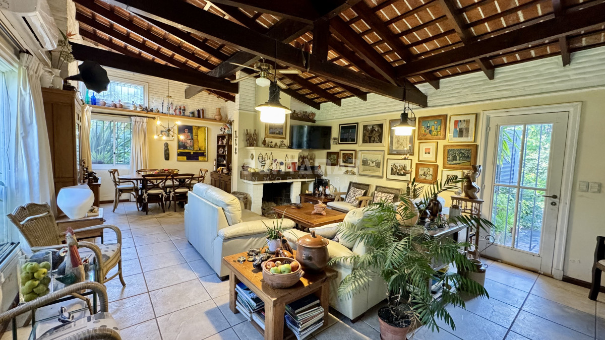 Casa ID.213691 - ALQUILER ANUAL 4 DORMITORIOS MAS DEPENDENCIA AMPLIO JARDIN Y PISCINA 