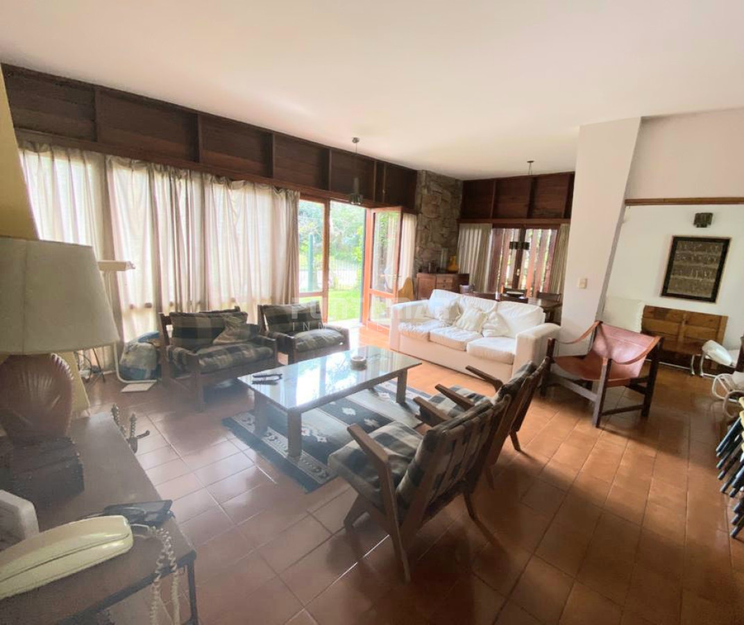 Casa ID.212397 - MUY LINDA CASA EN PARADA 7 DE LA MANSA, 4 DORMITORIOS, AMPLIO LIVING COMEDOR, PISCINA , GARAGE  Y PARRILLERO
