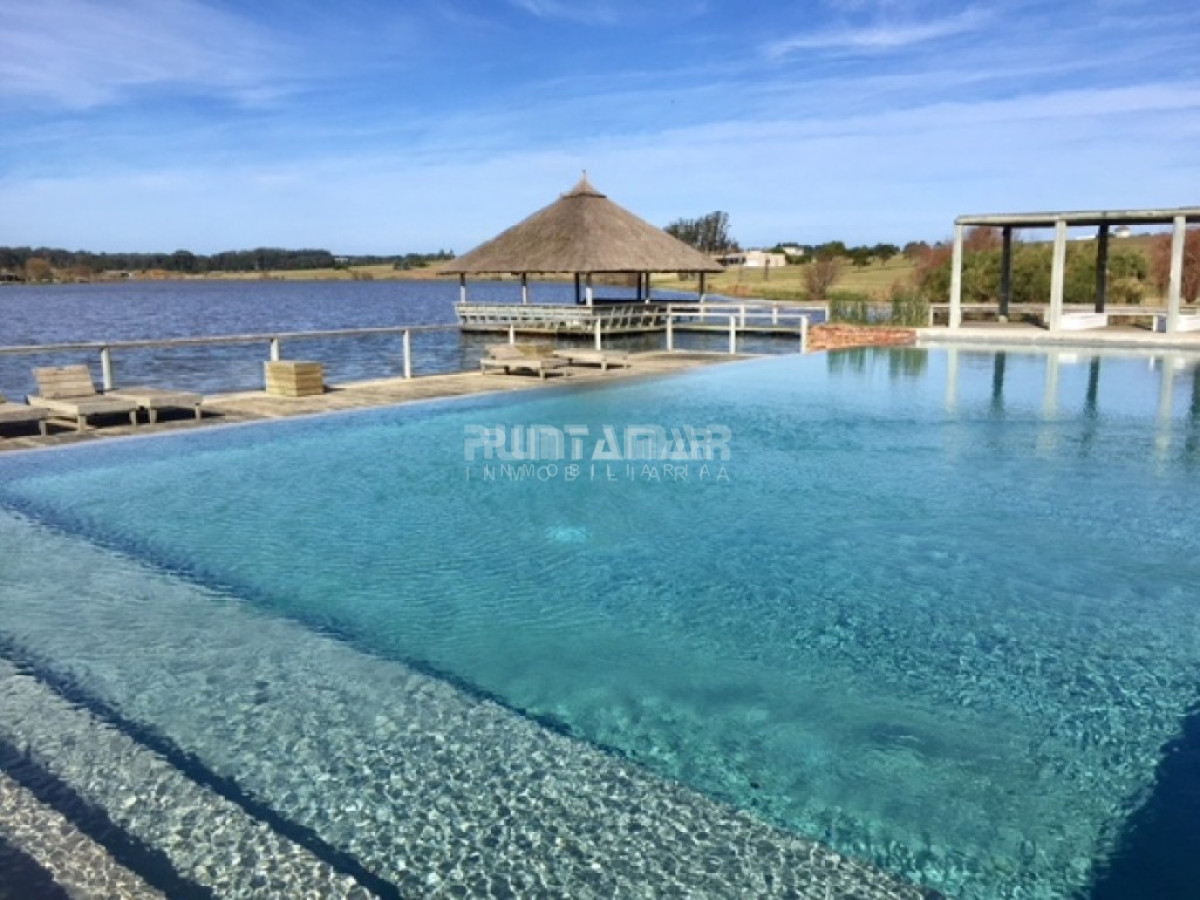 Casa ID.211933 - CASA EN VENTA Y ALQUILER EN PUEBLO MIO , 4 DORMITORIOS, PISCINA