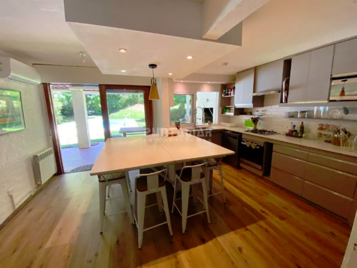 Casa ID.213446 - HERMOSA CASA DE 5 DORMS EN LA MANSA CON PISCINA Y CANCHA DE PADEL