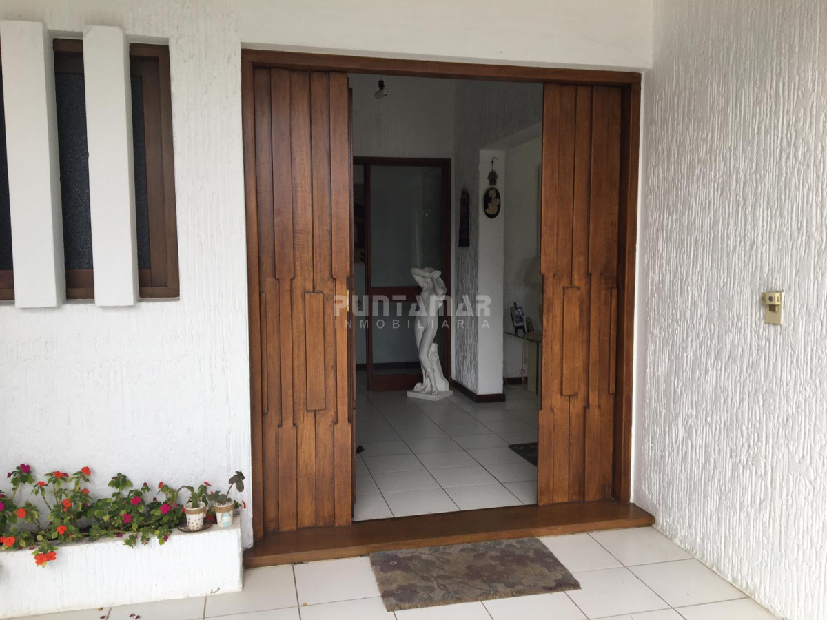 Casa ID.212451 - VENTA o ALQUILER ANUAL CASA EN MEJOR ZONA COMERCIAL