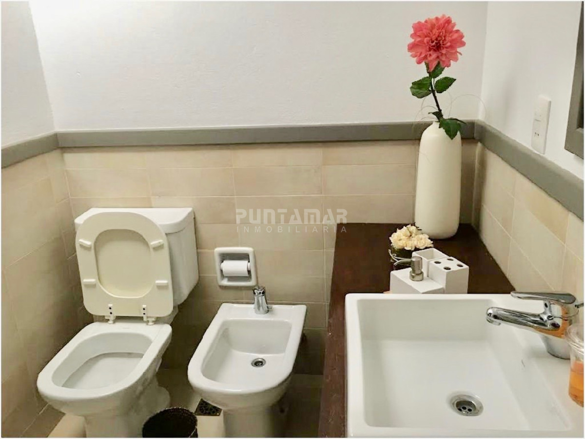 Casa ID.211732 - Casa en alquiler, playa mansa, 3 dormitorios, jardín, parrillero, reciclada