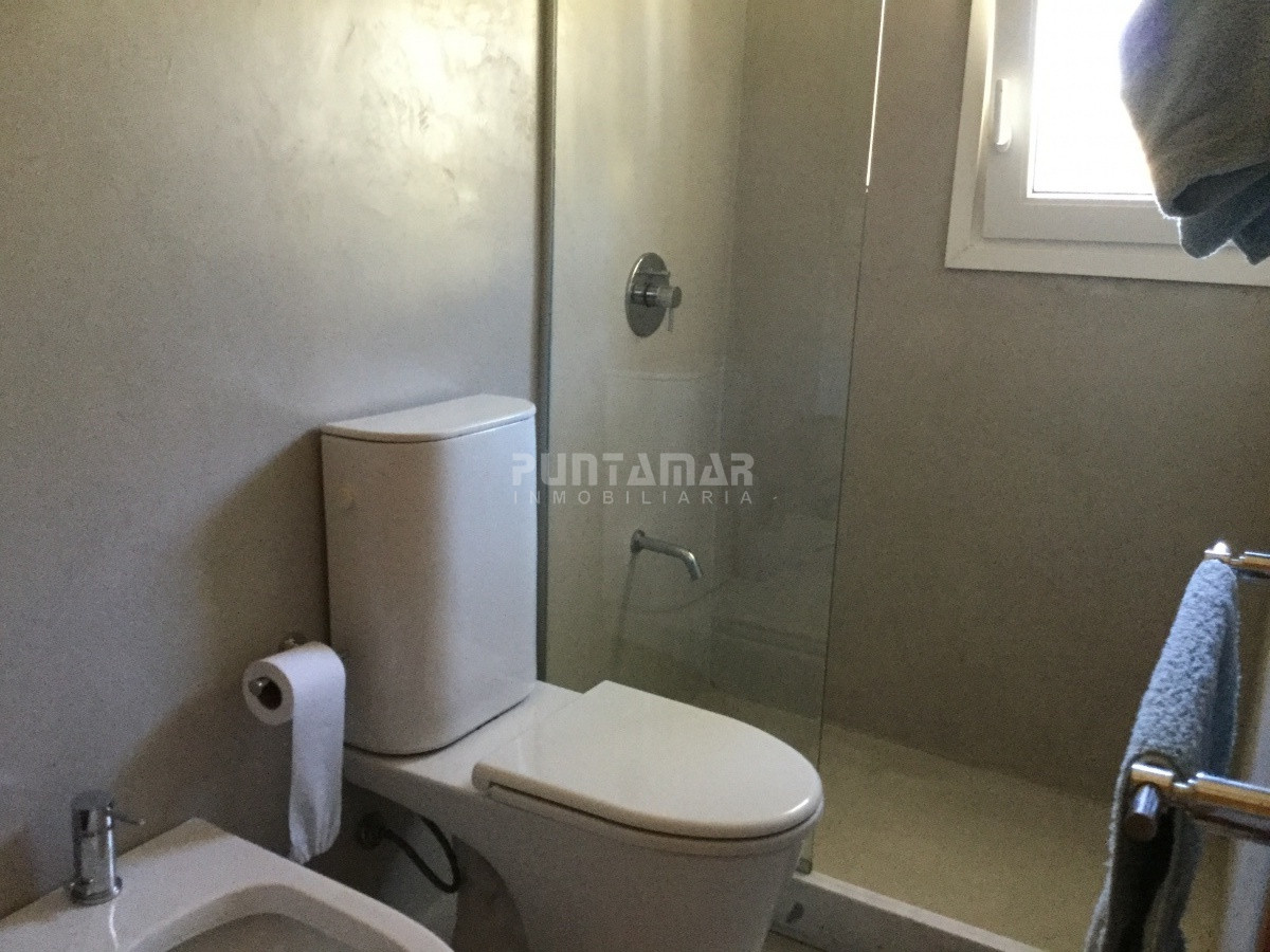 Casa ID.212235 - ALQUILER CASA PUNTA DEL ESTE, BARRIO PRIVADO EN A BARRA 4 DORMITORIOS MÁS SERVICIO COMPLETO