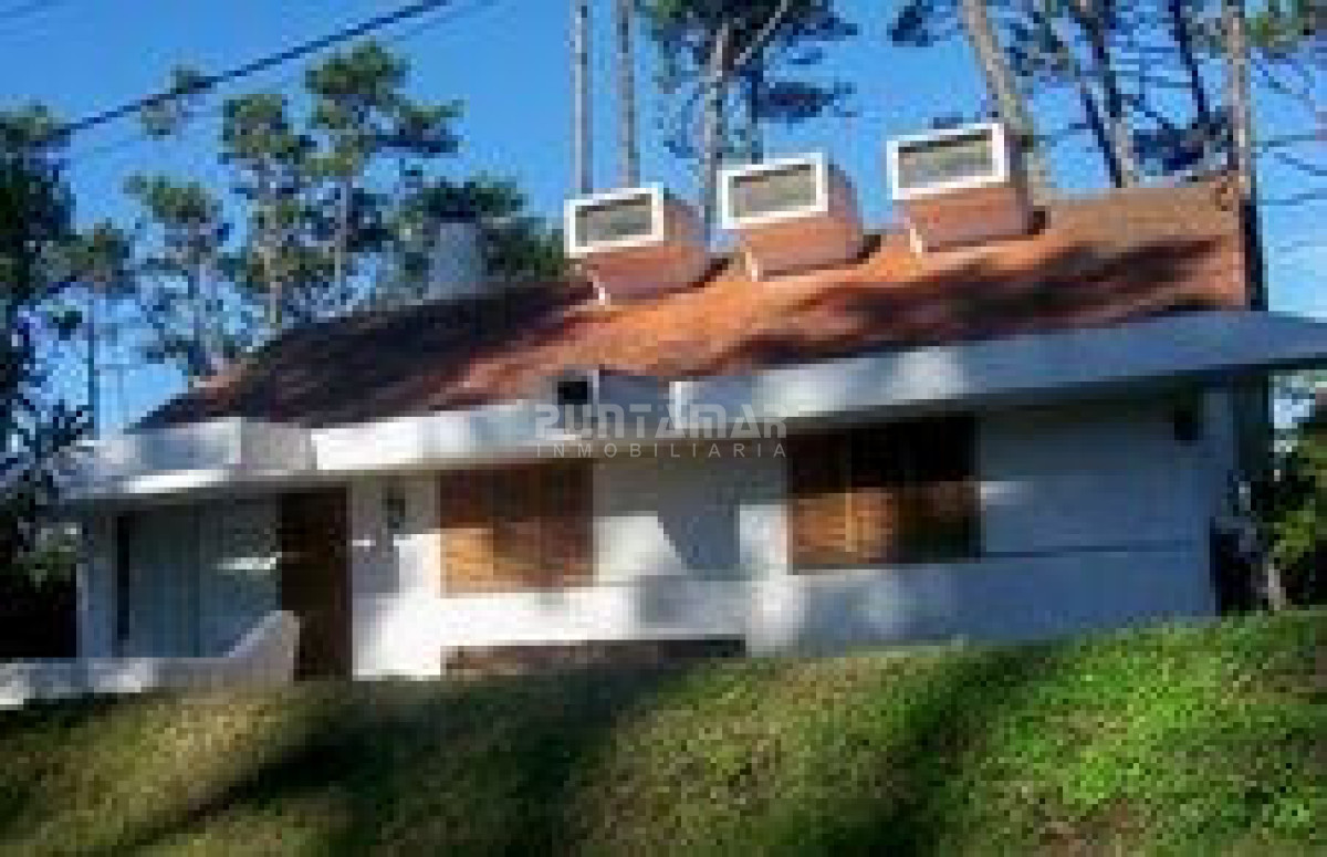 ALQUILER CASA DE 4 DORMITORIOS   -