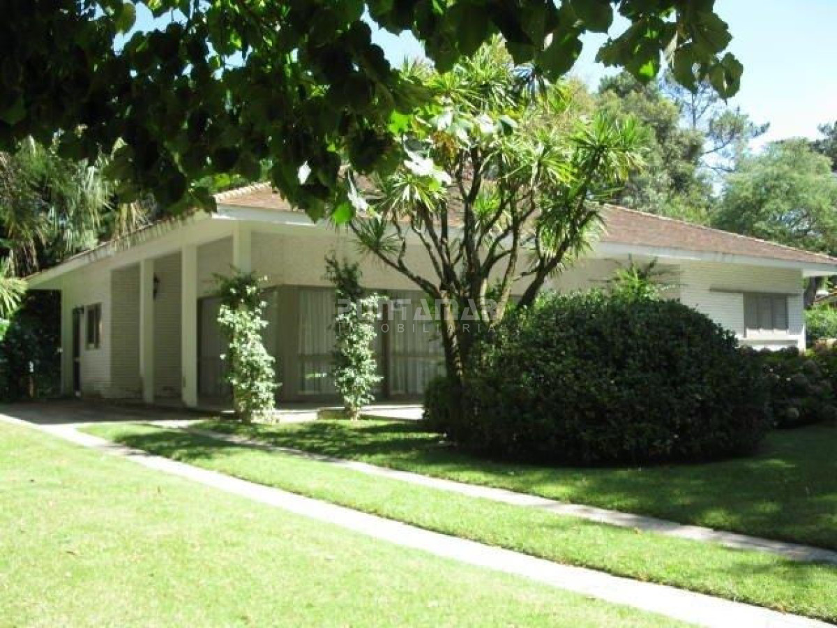 Casa ID.210658 - CASA EN ALQUILER EN PUNTA DEL ESTE, ZONA GOLF CON PISCINA