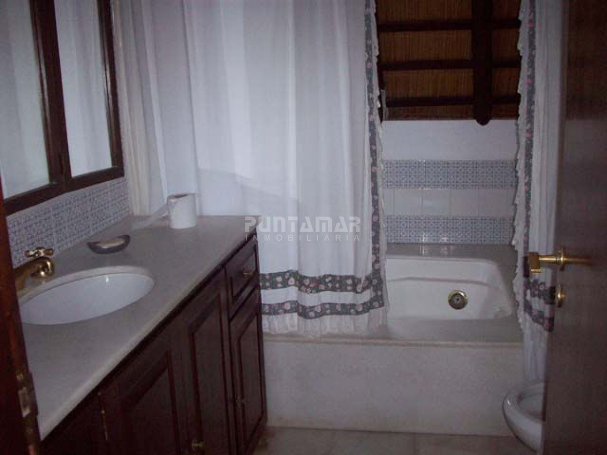 Casa ID.210719 - CASA A LA VENTA UBICADA A POCAS CUADRAS DE PLAYA BRAVA PUNTA DEL ESTE