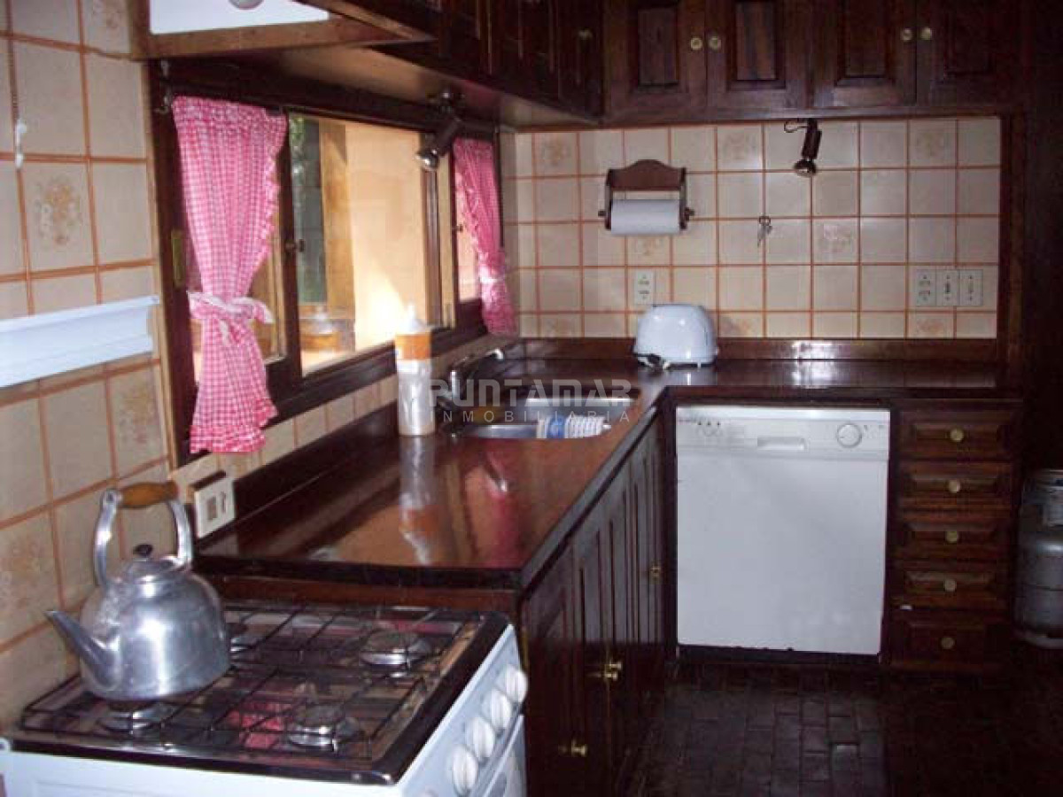 Casa ID.210719 - CASA A LA VENTA UBICADA A POCAS CUADRAS DE PLAYA BRAVA PUNTA DEL ESTE