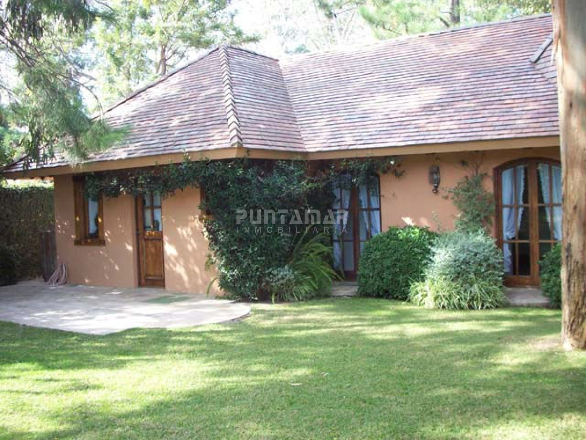 Casa ID.210719 - CASA A LA VENTA UBICADA A POCAS CUADRAS DE PLAYA BRAVA PUNTA DEL ESTE