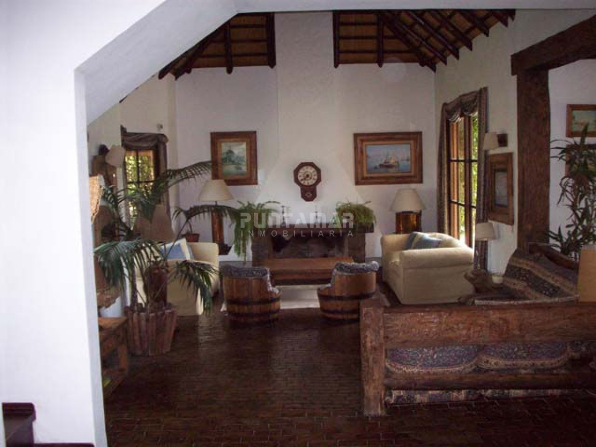 Casa ID.210719 - CASA A LA VENTA UBICADA A POCAS CUADRAS DE PLAYA BRAVA PUNTA DEL ESTE