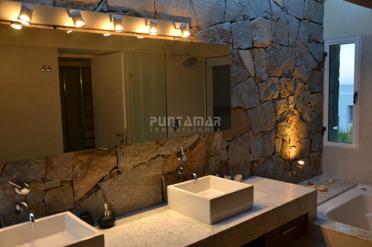 Casa ID.210785 - VENTA DE CASA EN PUNTA DEL ESTE, EL CHORRO 5 DORMITORIOS