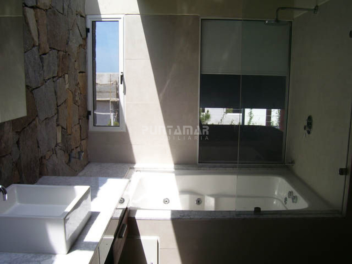 Casa ID.210785 - VENTA DE CASA EN PUNTA DEL ESTE, EL CHORRO 5 DORMITORIOS