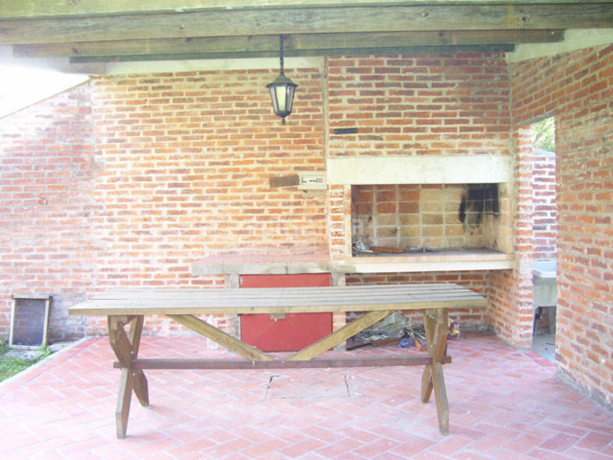 Casa ID.210800 - CASA DE 5 DORMITORIOS EN ALQUILER EN EL CORAZON DE LA BARRA