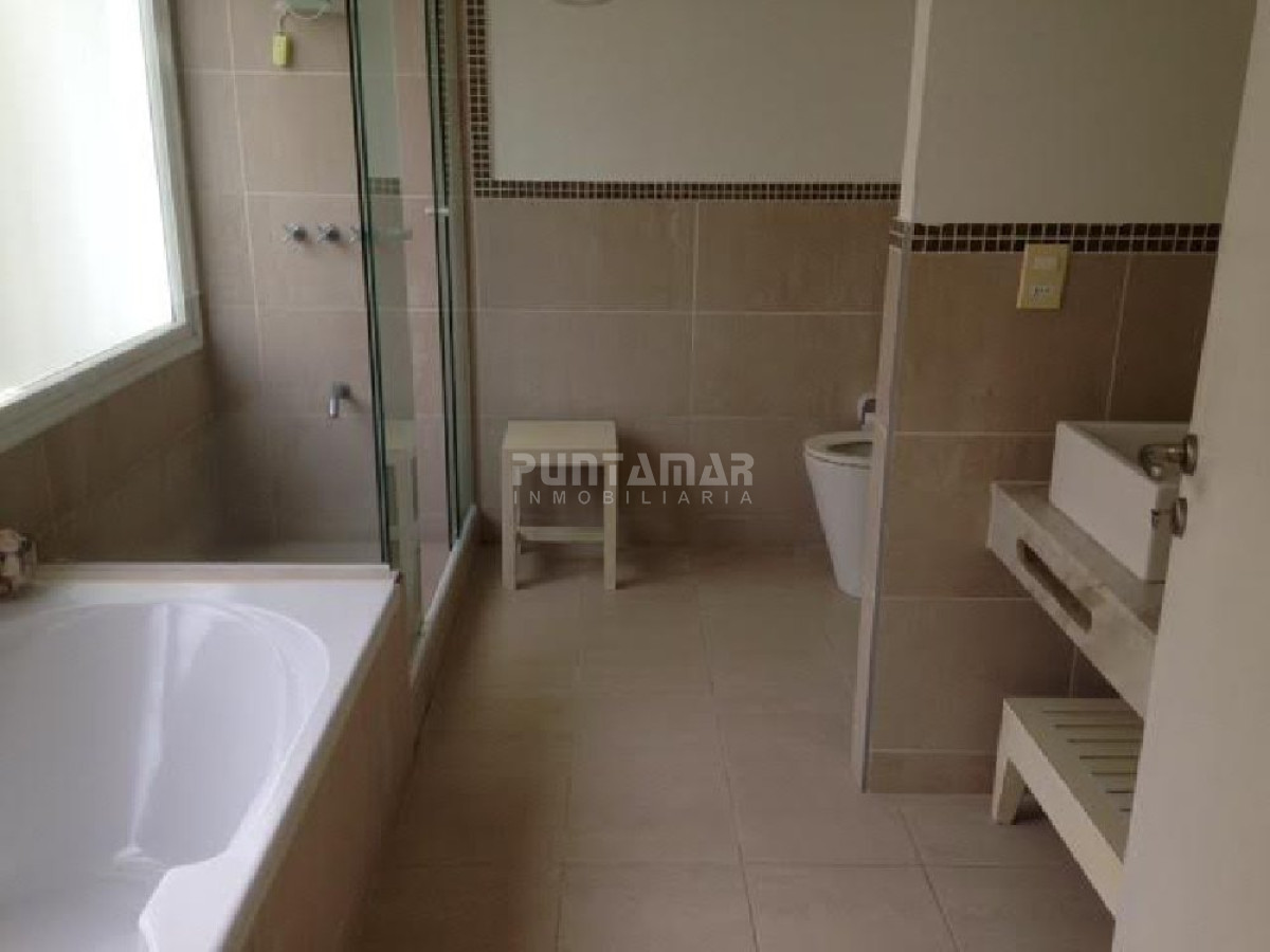 Casa ID.210933 - Casa en alquiler en La Barra, 4 dormitorios, piscina