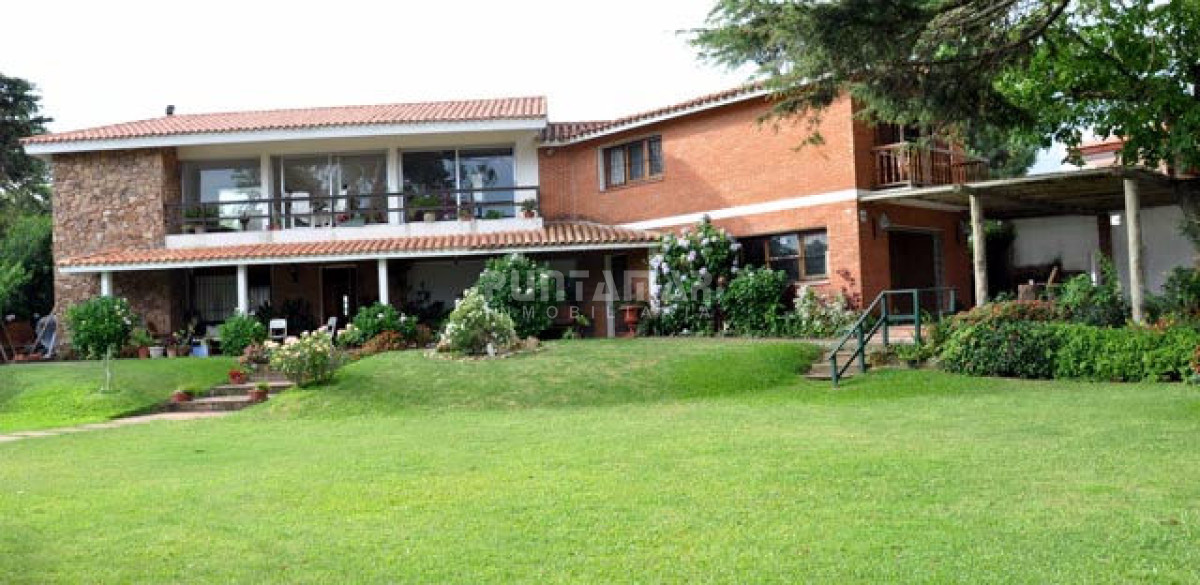 Casa ID.210370 - CALIDA Y CONFORTABLE CASA EN ZONA DE PLAYA MANSA , AMPLIO JARDIN CON PISCINA Y PARRILLERO