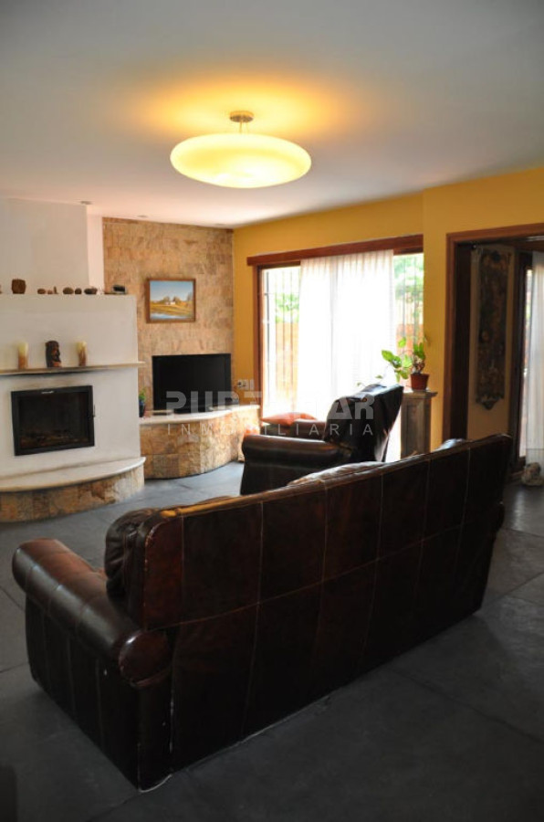 Casa ID.210370 - CALIDA Y CONFORTABLE CASA EN ZONA DE PLAYA MANSA , AMPLIO JARDIN CON PISCINA Y PARRILLERO