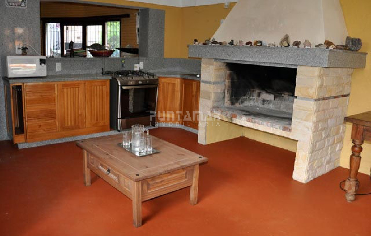 Casa ID.210370 - CALIDA Y CONFORTABLE CASA EN ZONA DE PLAYA MANSA , AMPLIO JARDIN CON PISCINA Y PARRILLERO