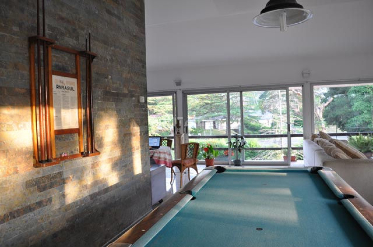 Casa ID.210370 - CALIDA Y CONFORTABLE CASA EN ZONA DE PLAYA MANSA , AMPLIO JARDIN CON PISCINA Y PARRILLERO