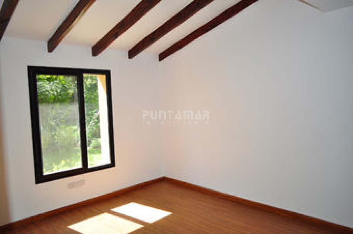 Casa ID.210370 - CALIDA Y CONFORTABLE CASA EN ZONA DE PLAYA MANSA , AMPLIO JARDIN CON PISCINA Y PARRILLERO