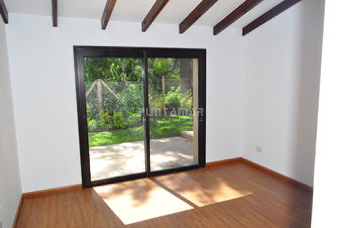Casa ID.210370 - CALIDA Y CONFORTABLE CASA EN ZONA DE PLAYA MANSA , AMPLIO JARDIN CON PISCINA Y PARRILLERO