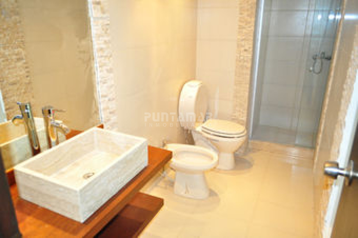 Casa ID.210370 - CALIDA Y CONFORTABLE CASA EN ZONA DE PLAYA MANSA , AMPLIO JARDIN CON PISCINA Y PARRILLERO