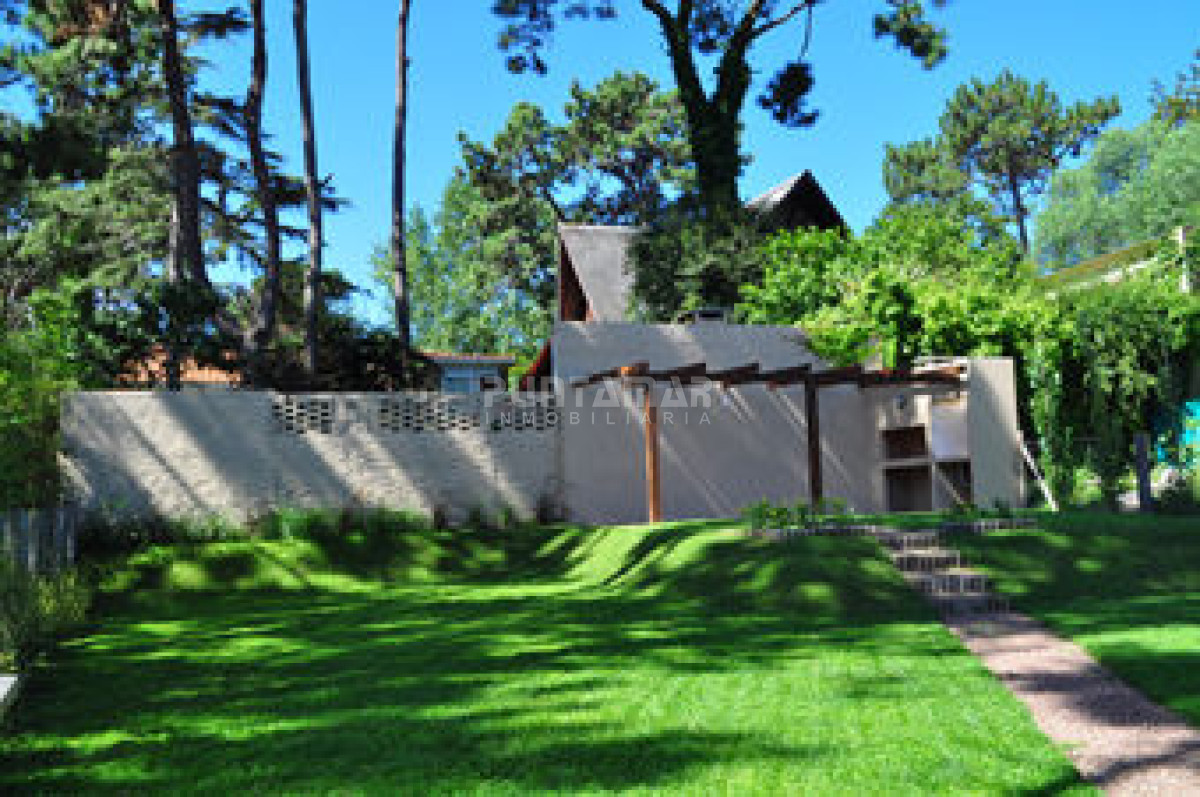 Casa ID.210370 - CALIDA Y CONFORTABLE CASA EN ZONA DE PLAYA MANSA , AMPLIO JARDIN CON PISCINA Y PARRILLERO